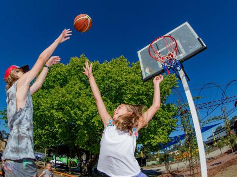 BIG4 Bendigo Park Lane Holiday Park - Basketball Half Court - Kids Playing
