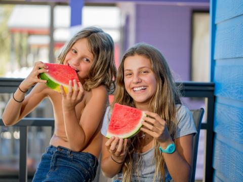 BIG4 Bendigo Park Lane Holiday Park - Family enjoy watermelon on veranda
