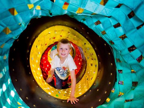 BIG4 Bendigo Park Lane Holiday Park - Parky's Wonderland - Boy crawling through tunnel