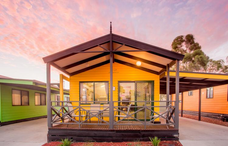 BIG4 Bendigo Park Lane Holiday Park - Family Cabin - Sleeps 9