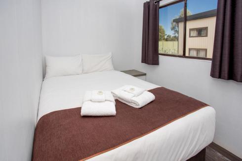 BIG4 Bendigo Park Lane - Budget Cabin - Bedroom 1