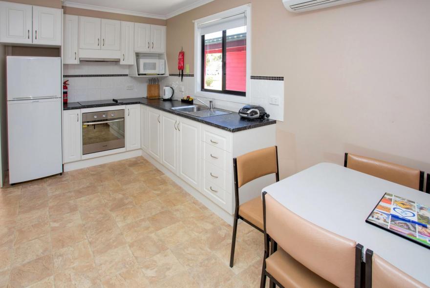 BIG4 Traralgon Park Lane Holiday Park - Family Cabin - Sleeps 6 - Kitchen and Dining