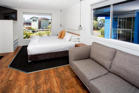 BIG4 Traralgon Park Lane Holiday Park - Studio Cabin - Bed and Living