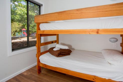 BIG4 Yarra Valley Park Lane Holiday Park - Hilltop Cabin - 1 Bedroom - Bunk Beds