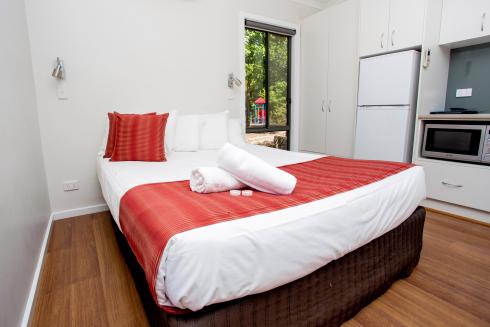 BIG4 Yarra Valley Park Lane Holiday Park - Hilltop Cabin - 1 Bedroom - Bed