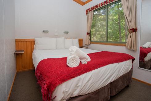 BIG4 Yarra Valley Park Lane Holiday Park - 3 Bedroom Hilltop Cabin - Bedroom 1