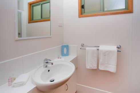 BIG4 Yarra Valley Park Lane Holiday Park - 3 Bedroom Hilltop Cabin - Bathroom
