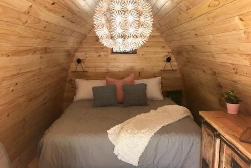 BIG4 Yarra Valley Park Lane Holiday Park - Glamping - Pods - Bed and light shade