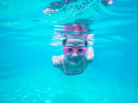 BIG4 Yarra Valley Park Lane Holiday Park - Outdoor Pool - Kid underwater photo